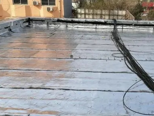 南丹卫生间漏水维修公司分享下南丹屋面楼顶防水刚性防水层施工要点。